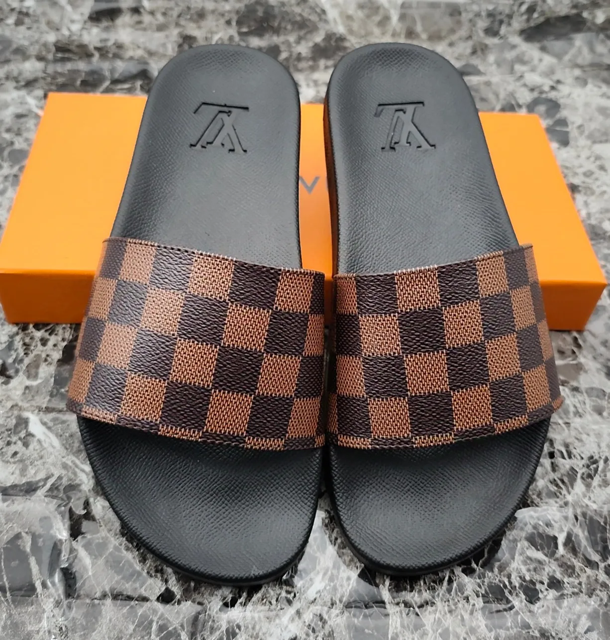 👟👟Ex-factory price 260👟👟 (available all year round), same style for men and women, size 35--48. Couple style🎗Louis Vuitton "LV" slippers, a much-anticipated one, so beautiful that it will melt your hearts❤! It is simply a masterpiece of extraordinary craftsmanship. It is a must-have for everyone. It is made by open mold. It feels Q-bounce and super soft on the feet. It is super delicate on the feet. It is an exclusive model. There are many layouts, so there is always one you like🎉🎉